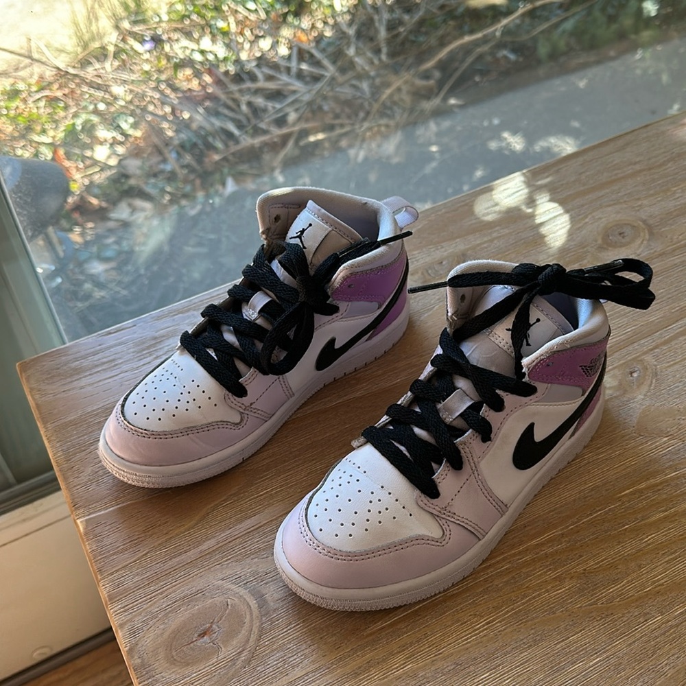 Nike Jordans mid 1